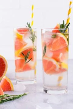Grapefruit lemonade. Two glasses of refreshing drink, water with  grapefruit, Foto stock