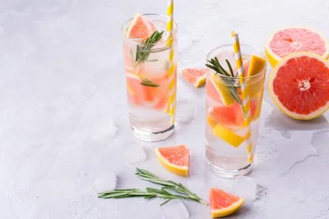 Grapefruit lemonade. Two glasses of refreshing drink, water with  grapefruit, Foto stock