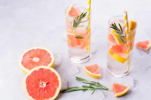 Grapefruit lemonade. Two glasses of refreshing drink, water with  grapefruit, Foto stock