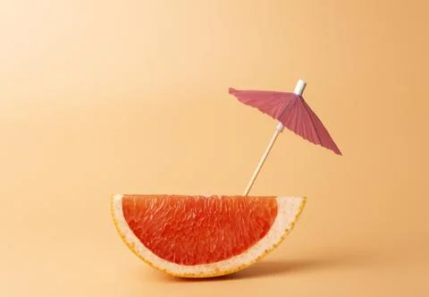 Grapefruit slice on a orange background. Summer, vacation and travel minimal  Foto stock