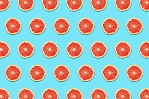 Grapefruit Slices on a Blue Background in a Pattern 스톡 사진