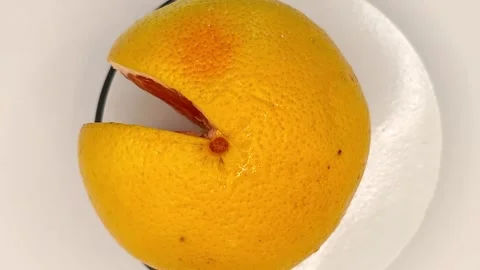 The grapefruit is spinning. Stock Footage 331954280