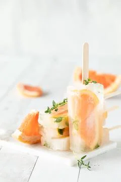 Grapefruit thyme popsicles against a light background. Foto stock