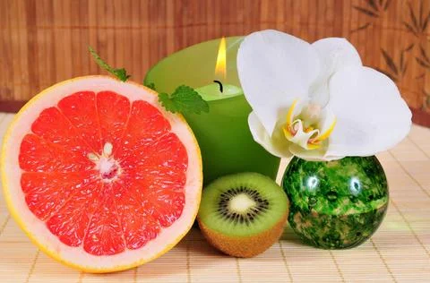 Grapefruit Wellness Kerze grün grapefruit Wellness Kerze grün Spa Kosmetik. Stock Photos