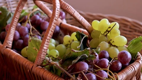 Grapes in a basket Video stock 117467814