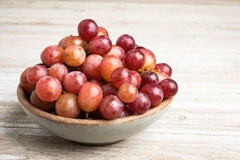 Grapes In A Bowl On Wood Table Foto stock