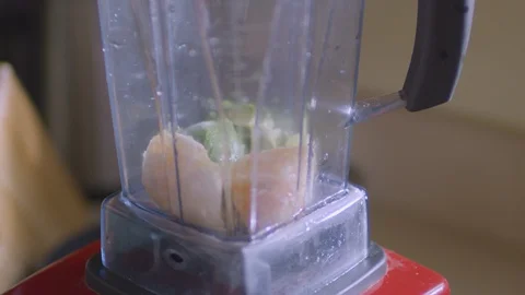 Grapes dropping into blender Vidéo 102402718