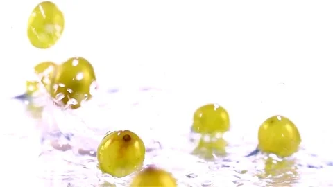 Grapes  falling in water Video stock 77076493