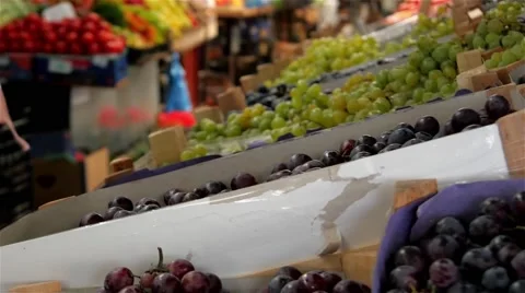 Grapes on stall in crates close up, customer takes grapes and puts in bag, 4k Vídeo Stock 54400559