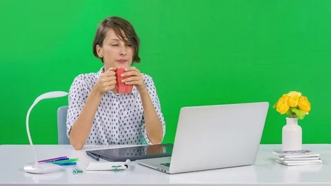 Graphic designer drinking coffee, working and using pen tablet, green screen Vídeo Stock 74006182
