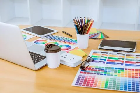 Graphic designer object tool and color swatch samples at workspace Foto stock