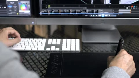 Graphic designer using digital tablet Stock-Footage 200706224