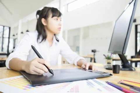 Graphic designer using graphics tablet and computer in the office Foto stock