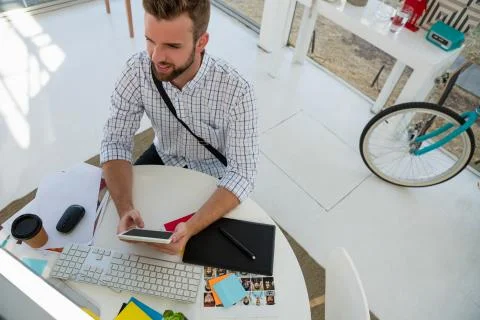 Graphic designer using tablet computer at desk in studio Foto stock