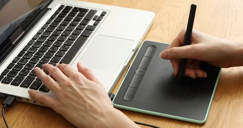 Graphic designer working with digital tablet Stock-Footage 129525392