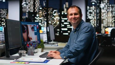 Graphic developer working with photo editing software at the office Foto stock
