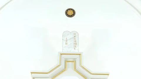 Graphic representation of the Ten Commandments on wall of reformed Vidéo 273091529