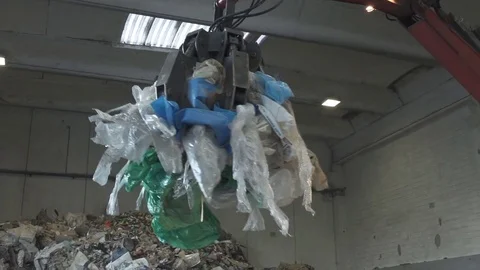 Grapple bucket grabbing trash Video stock 79162215