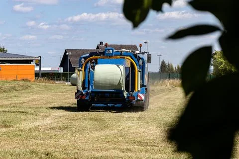 Gras wird zu Ballen gepresst Stock Photos
