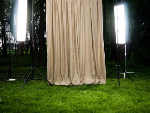 Grass and trees background with studio strobes and stands equipment Foto stock