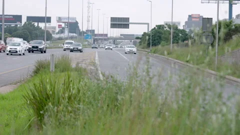 Grass Beside Busy Isando Edenvale Freeway Commuter Flow Stockbeeldmateriaal 345025102