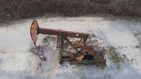 Grasshopper oil drilling rig, pulling the oil out from the oil well, to Stock Footage 150590004