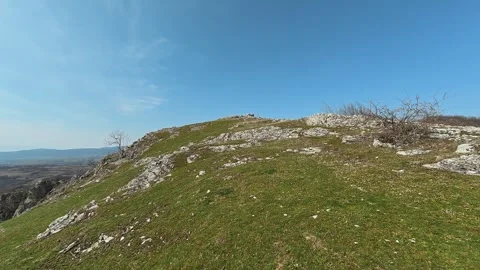 Grassy hill slopes under clear blue sky. Mount Rtanj Area, Serbia Vidéo 331106951