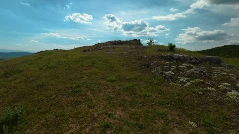 Grassy hill under blue sky with scattered clouds. Vrmdza Fortress. Serbia Vídeos de archivo 338021642