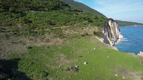 Grassy meadow leading to white cliffs and the ocean, low aerial view Stockbeeldmateriaal 278368386