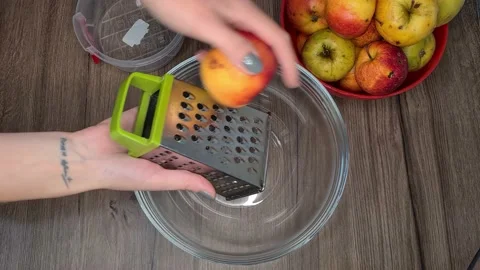 Grate Apple For Cooking Pie Vidéo 171473932
