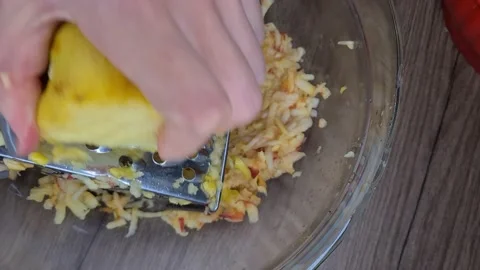 Grate Apple For Cooking Pie Vidéo 171473988