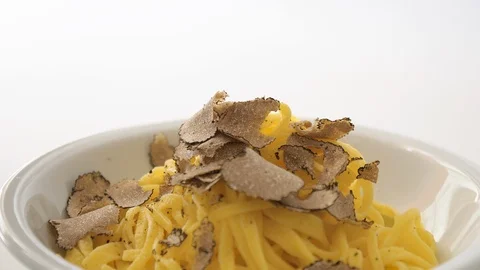 Grated black truffle falling on a plate of Italian fettuccine. Stock-Footage 92920080