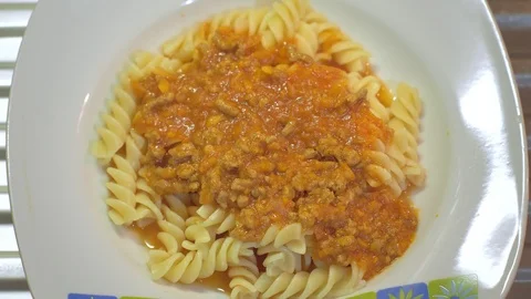 Grating cheese on pasta bolognese Stock-Footage 95314181