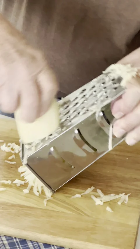 Grating potatoes vertical 스톡 동영상 219269330