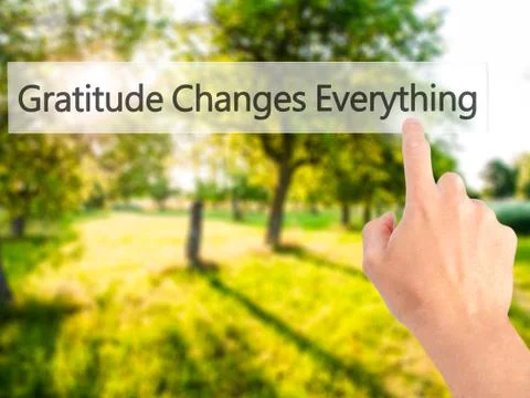 Gratitude Changes Everything - Hand pressing a button on blurred background c Foto stock