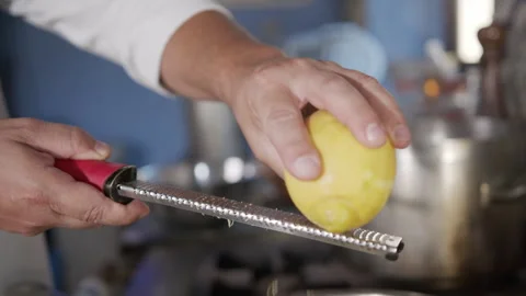 Grattare limone su pasta 動画素材 259922309