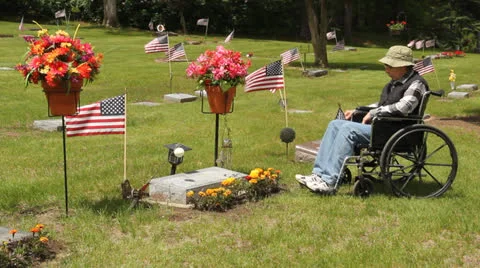 Graveside prayer Stock Footage 24653825