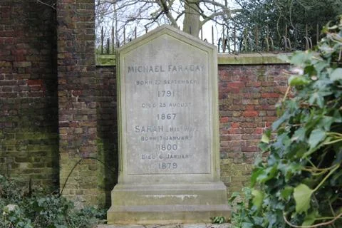 The gravestone of Michael Faraday Фото
