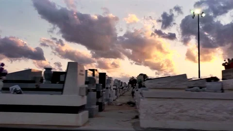 Graveyard,  clouds ,sunset, funeral, driving in cemetery, stone grave Vidéo 119684837
