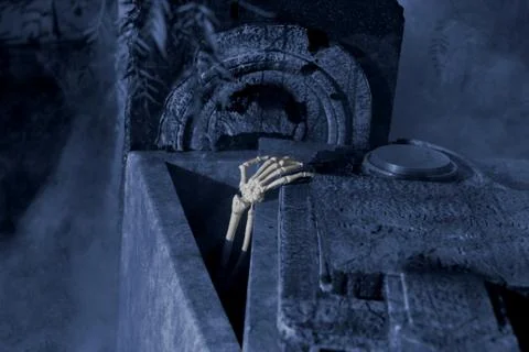 Graveyard crypt at night Foto stock