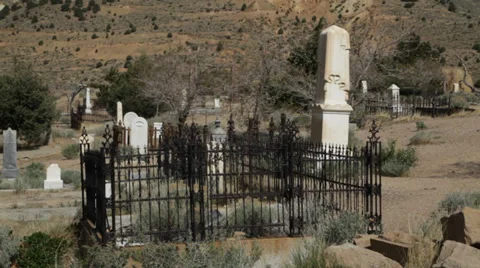 Graveyard pan in western mining town 1044 Vídeos de archivo 35644432