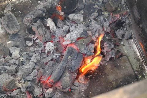 Gray ash. coals. fire and ashes. coals and smoke. burnt firewood. fire. red f Foto stock