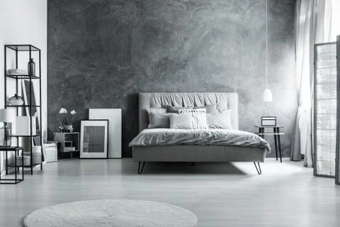 Gray bedding and soft headboard Stock-Fotos