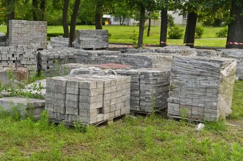 Gray bricks are stacked into cubes. White blocks of brick in stock on Wareh.. Foto stock