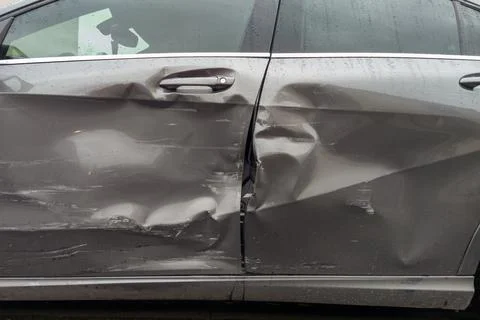 Gray Car with Extensive Door Panel Damage Stock-Fotos
