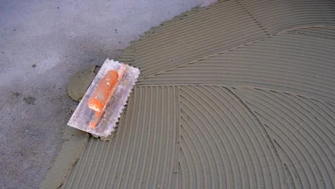 Gray Cement Adhesive Prepared for Ceramic Floor Installation 库存照片