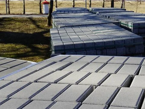 Gray cement paving slabs on pallets. Foto stock