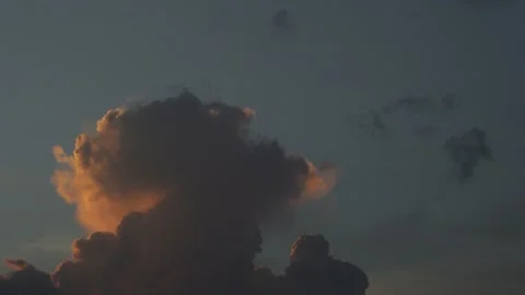 Gray cloud transformation during sunset with aircraft passing by Stock-Footage 134853677