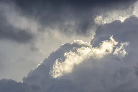 Gray clouds in the blue sky of a summer sunny day Foto stock