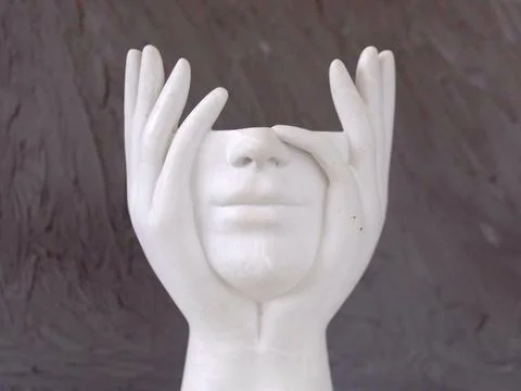 On a gray concrete background, a white plaster figurine without a head Stock Illustration